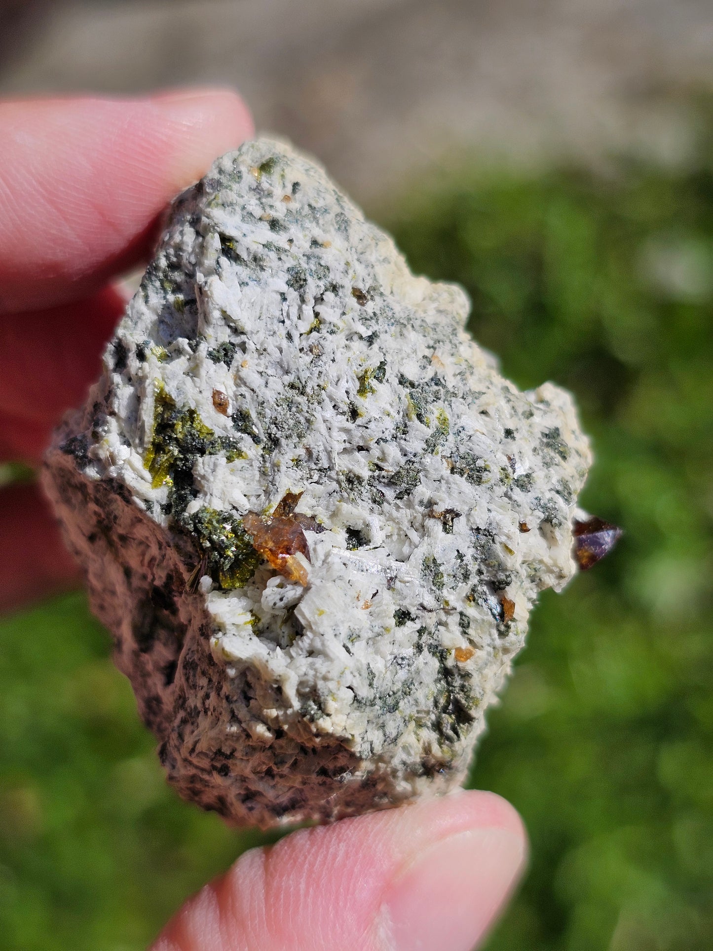 Titanite sur orthose avec Epidote E12