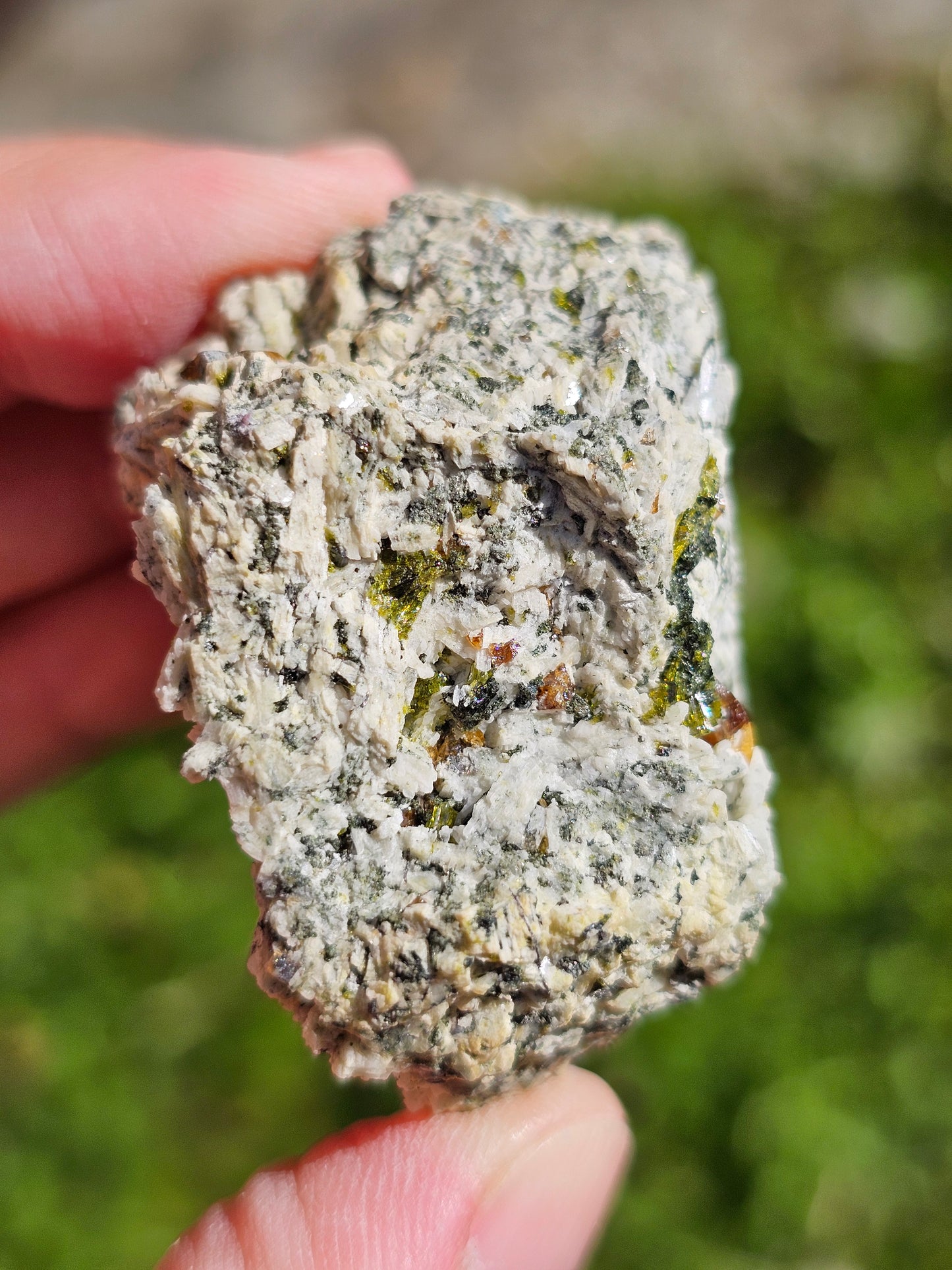 Titanite sur orthose avec Epidote E12