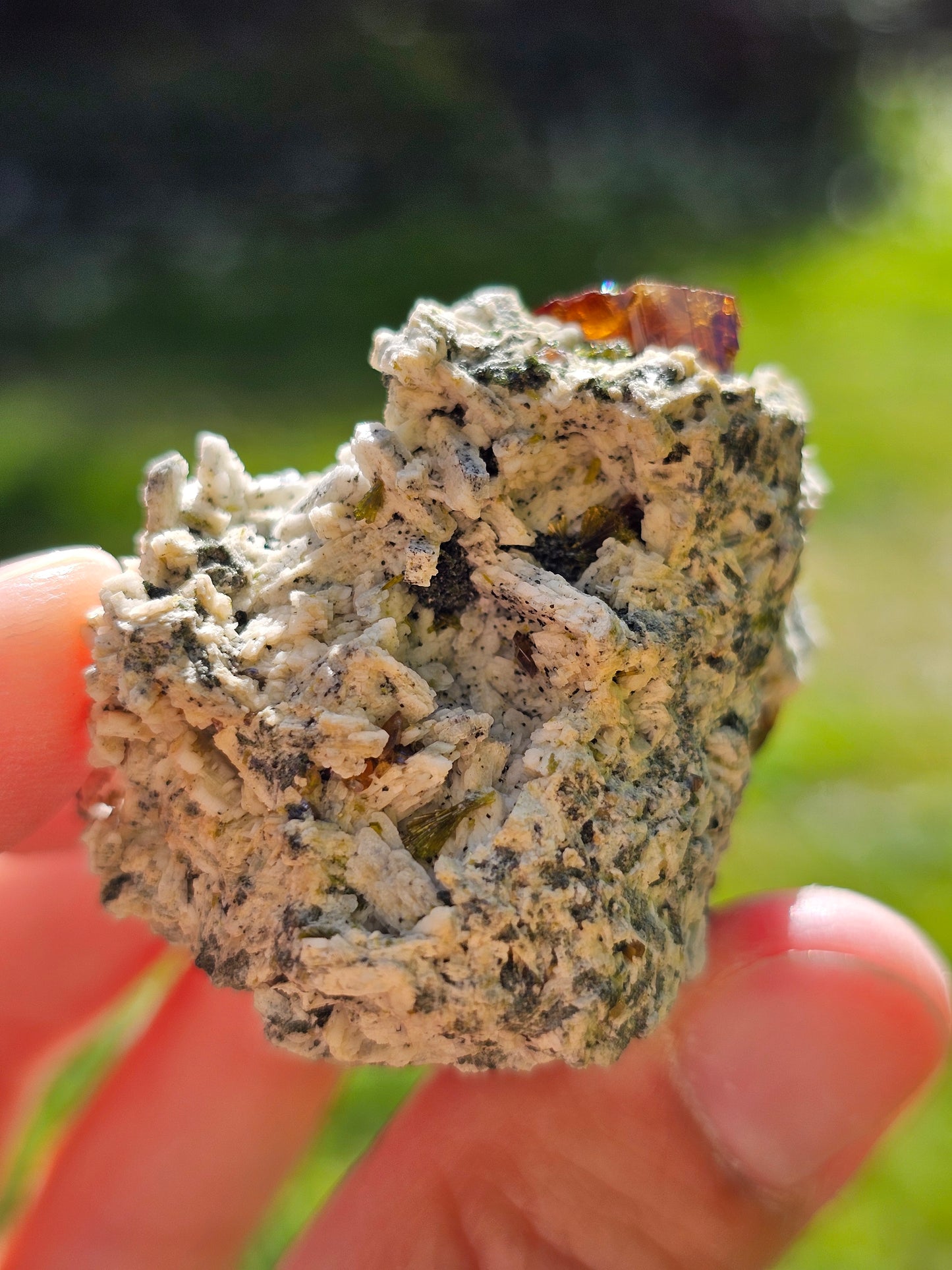 Titanite sur orthose avec Epidote E12