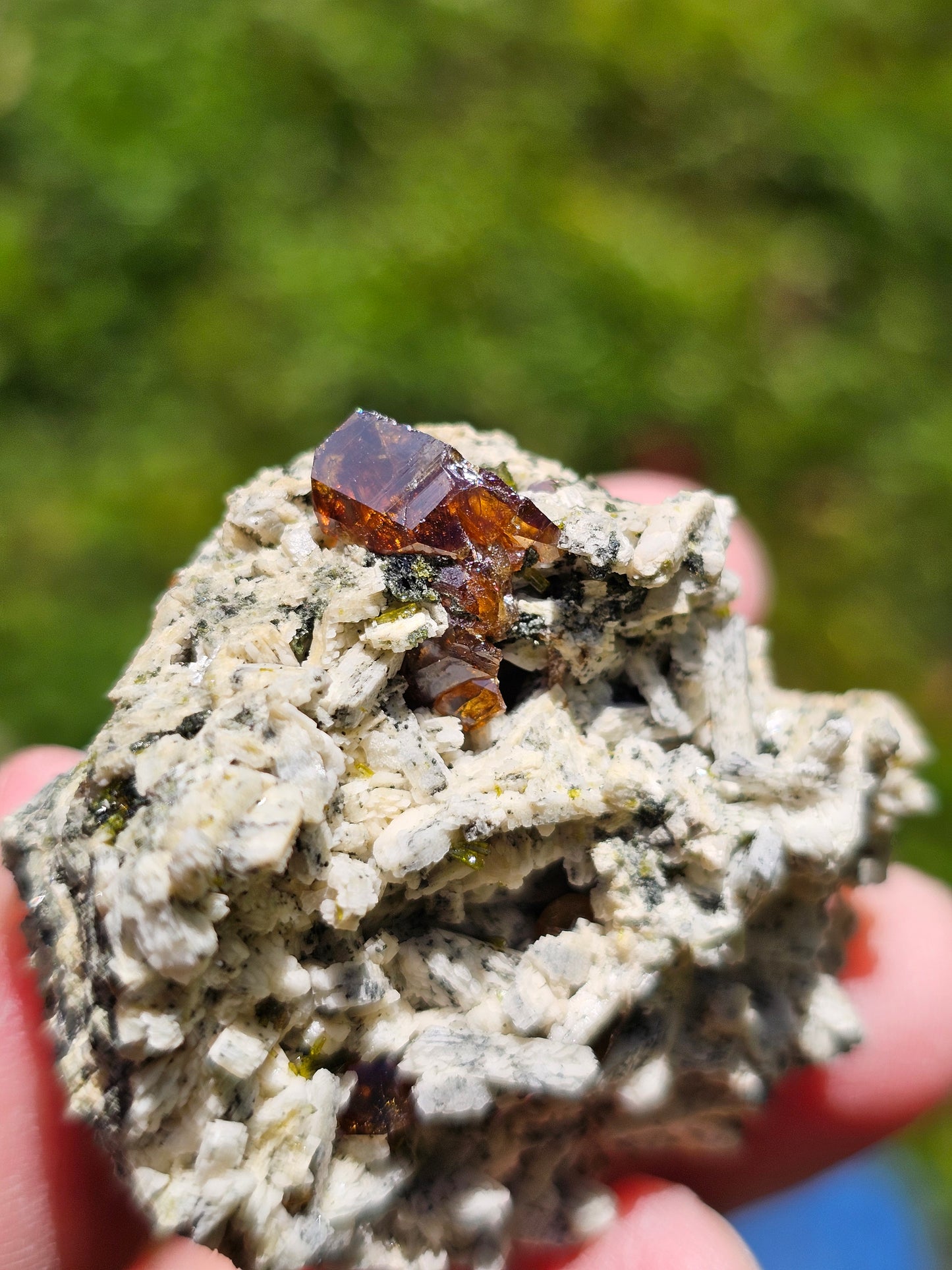 Titanite sur orthose avec Epidote E12