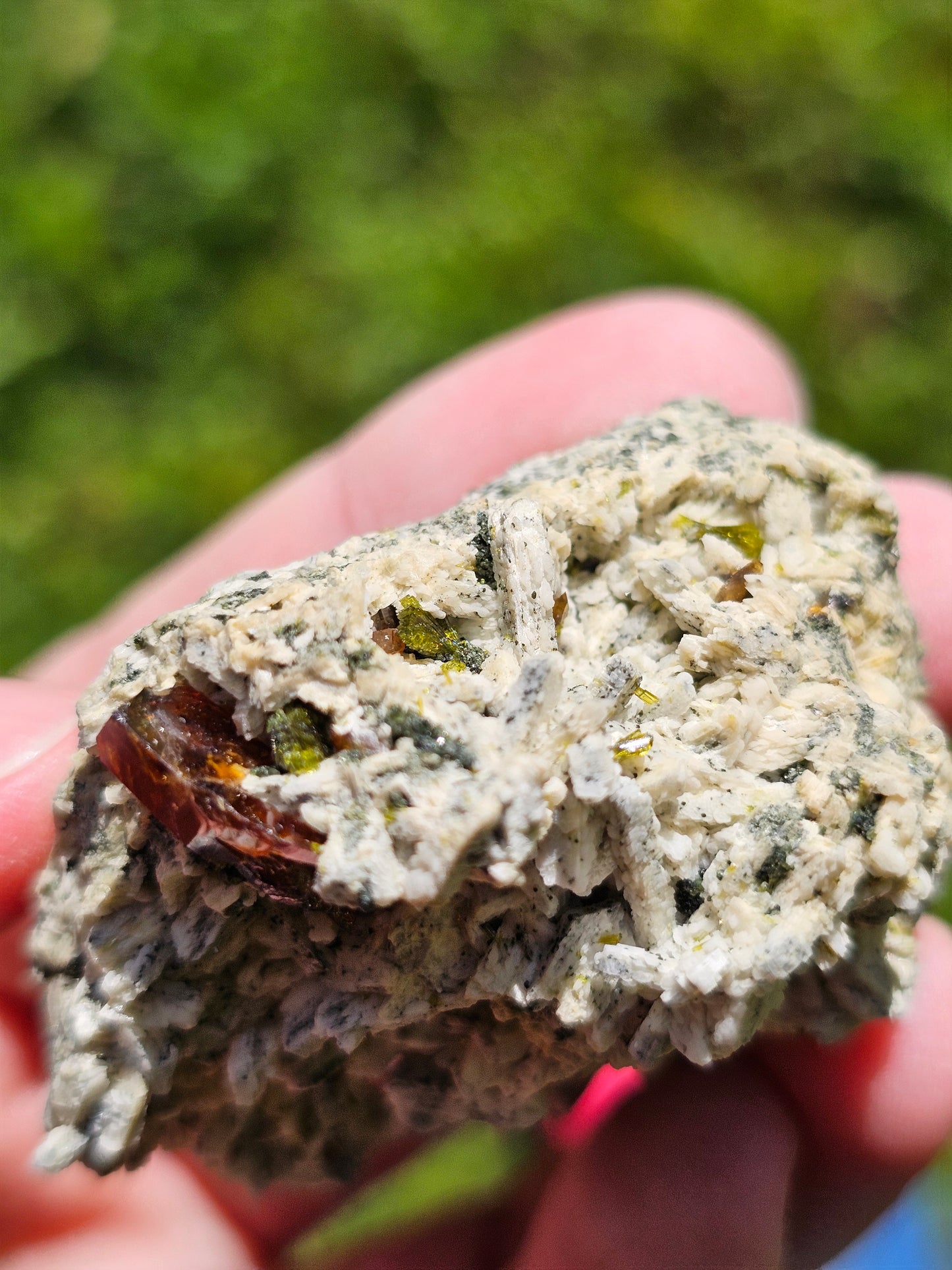 Titanite sur orthose avec Epidote E12