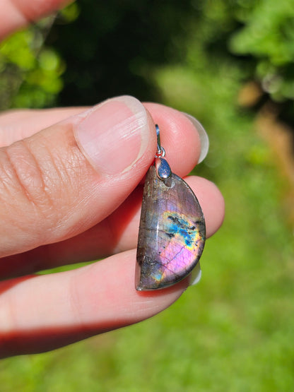 Pendentif en Spectrolite (Labradorite) L8