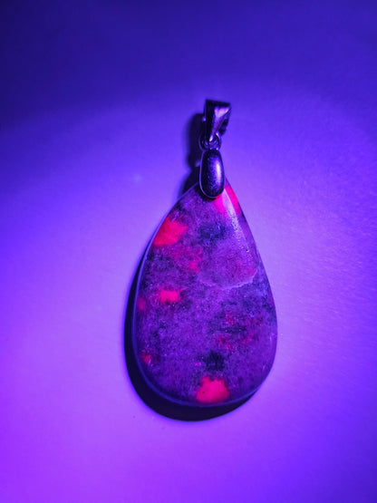 Pendentif en Rubis sur Cyanite RC9