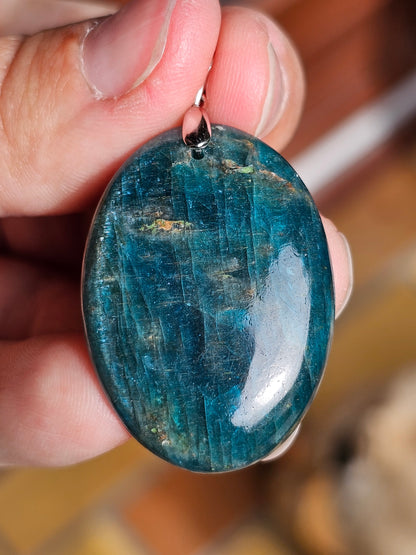 Pendentif en Apatite bleue chatoyante n°9