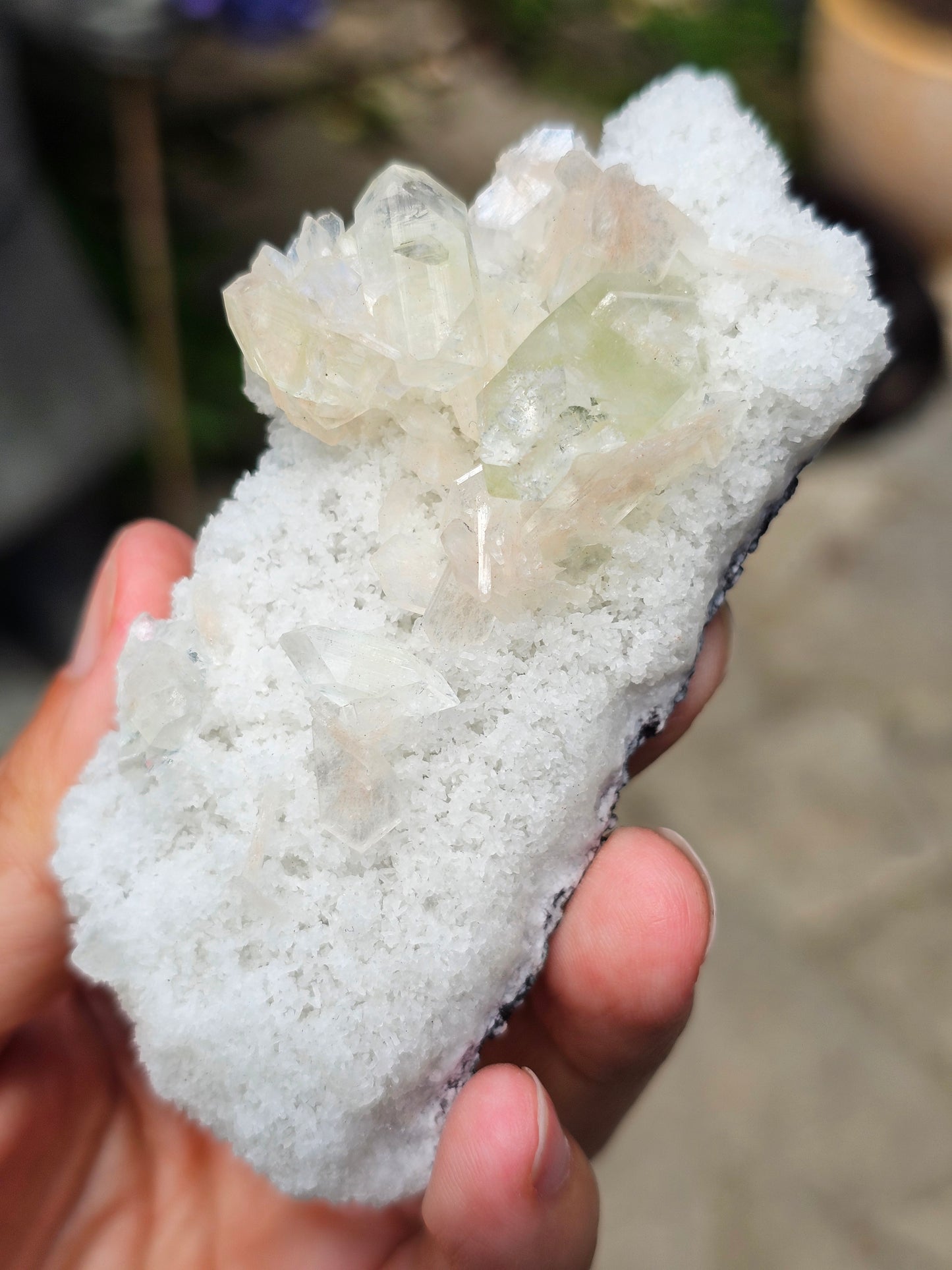 Apophyllite, apophyllite verte, stilbite sur Calcédoine blanche C