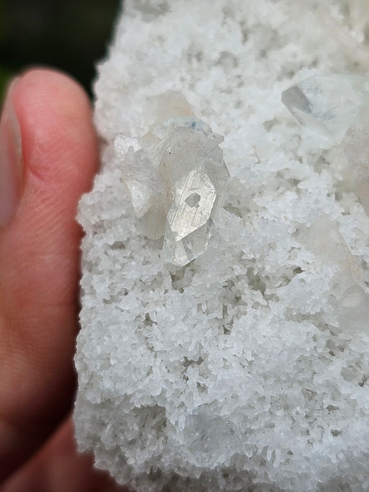 Apophyllite, apophyllite verte, stilbite sur Calcédoine blanche C