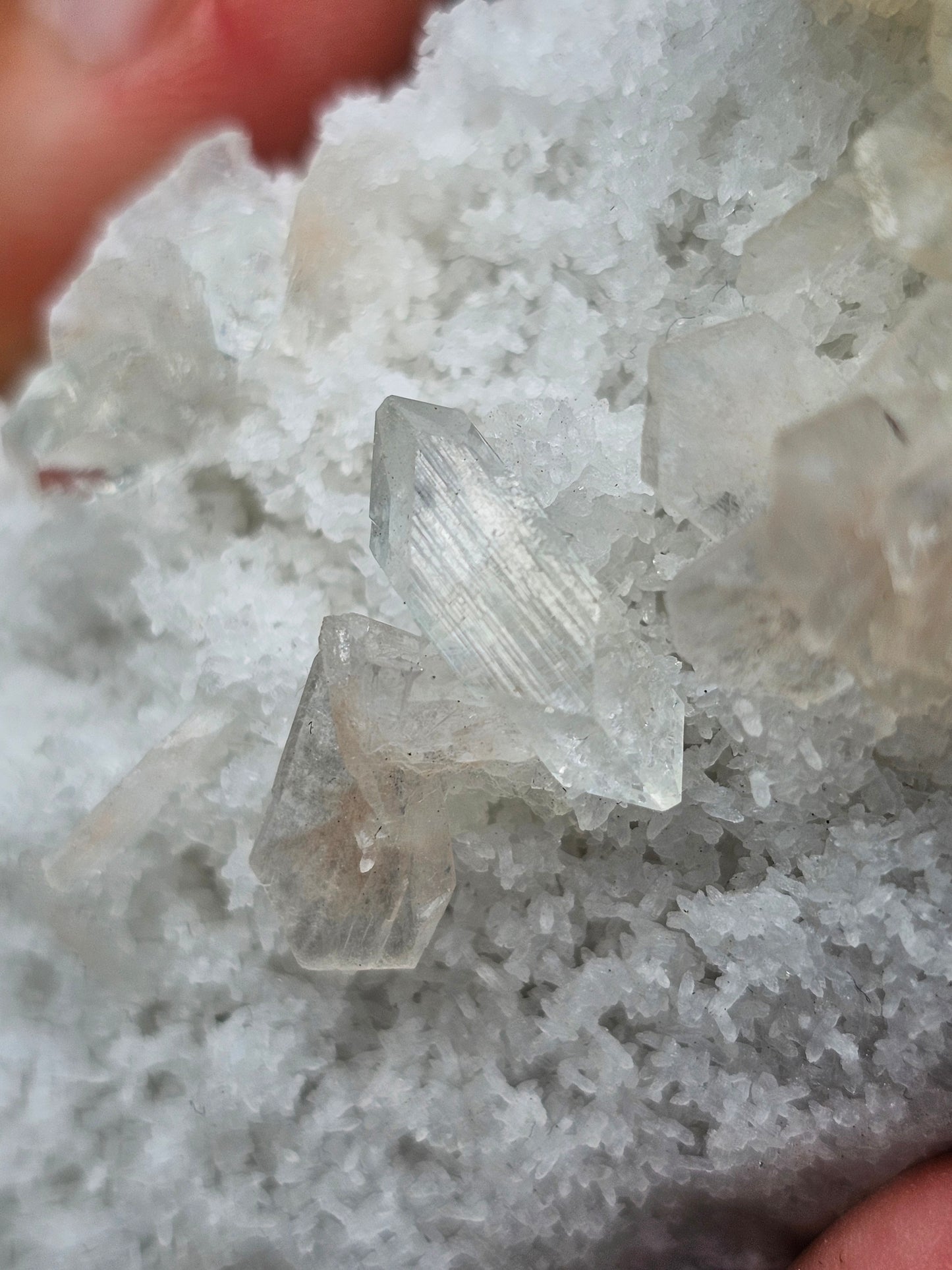 Apophyllite, apophyllite verte, stilbite sur Calcédoine blanche C