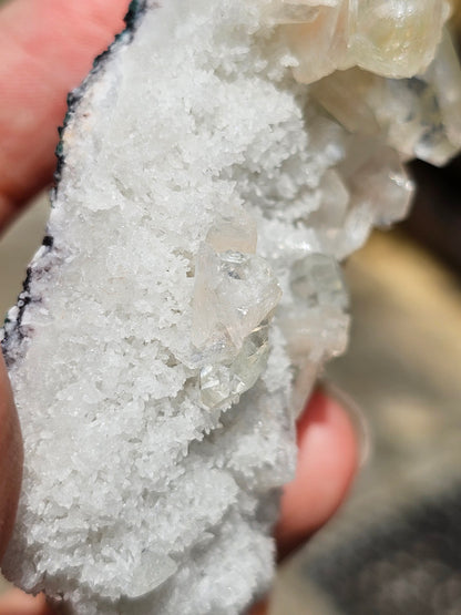 Apophyllite, apophyllite verte, stilbite sur Calcédoine blanche C