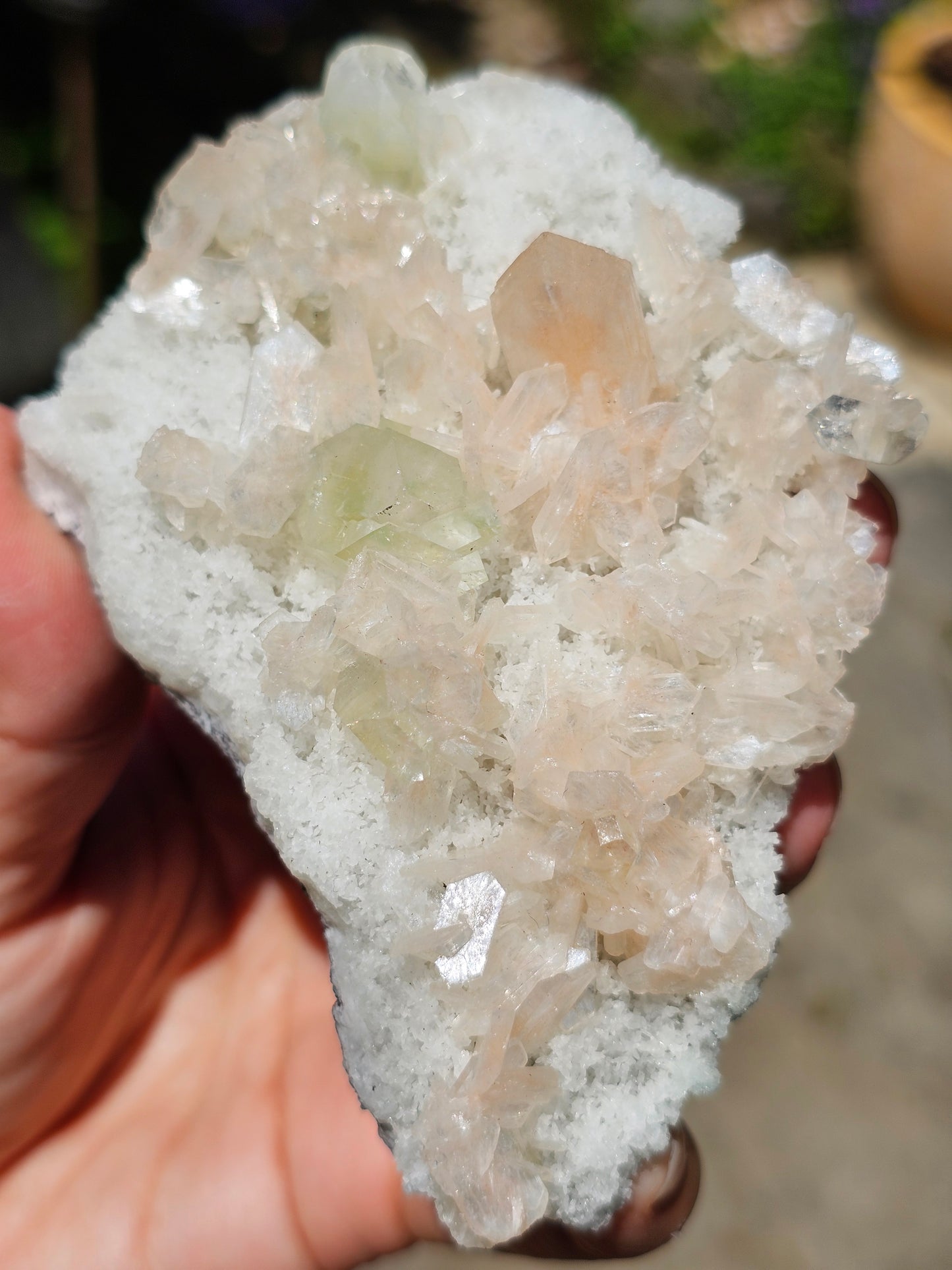 Apophyllite, apophyllite verte, stilbite sur Calcédoine blanche E