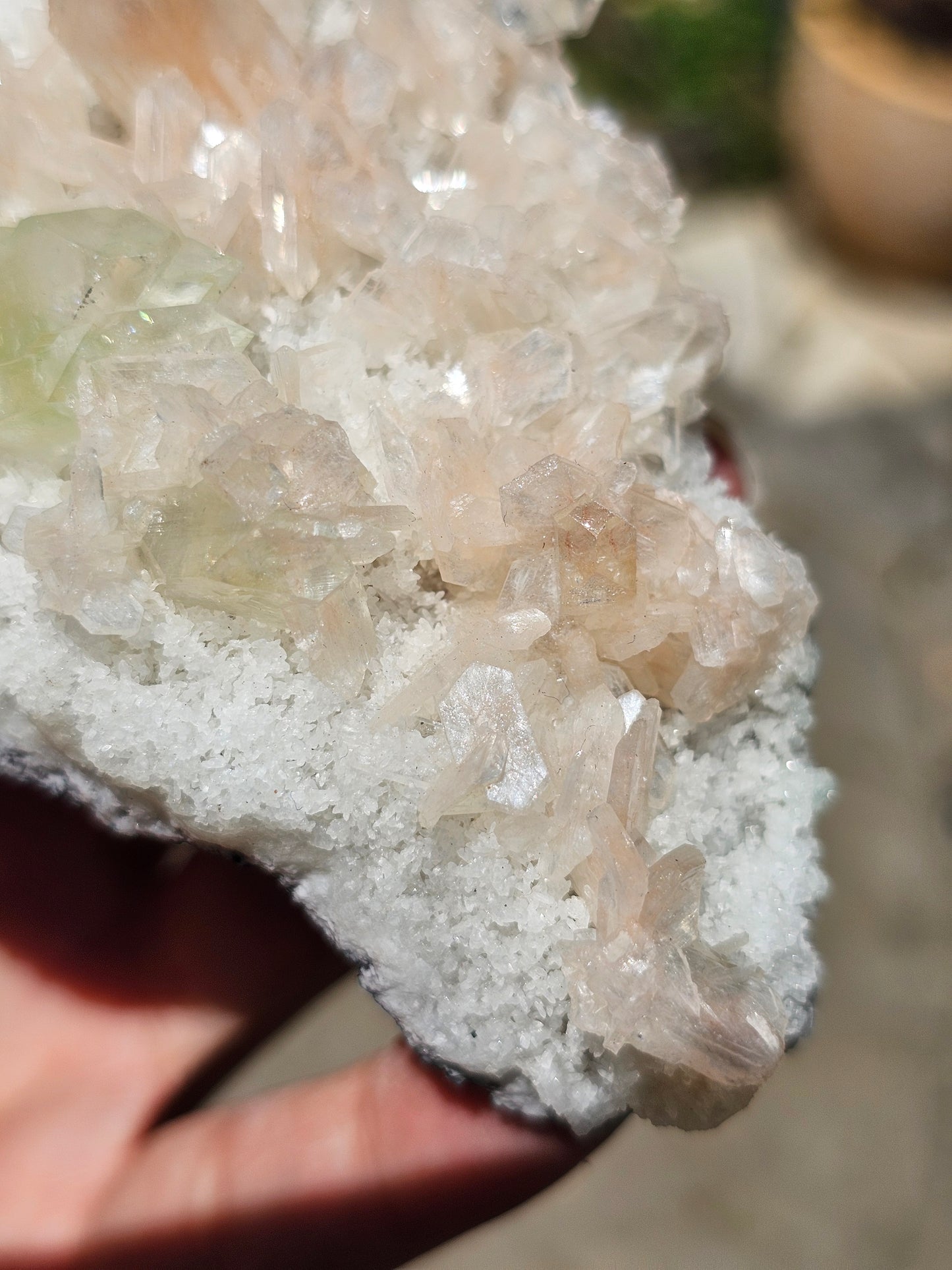 Apophyllite, apophyllite verte, stilbite sur Calcédoine blanche E