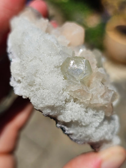 Apophyllite, apophyllite verte, stilbite sur Calcédoine blanche E