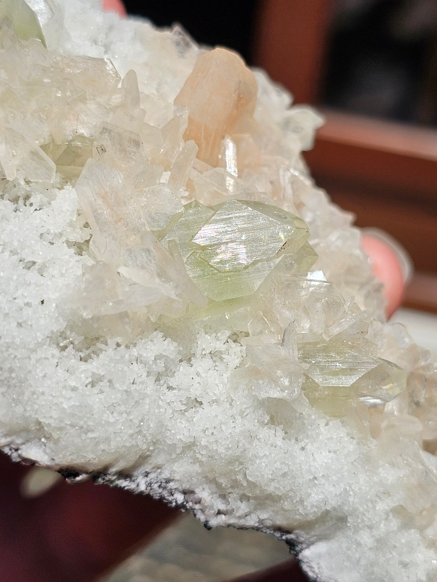 Apophyllite, apophyllite verte, stilbite sur Calcédoine blanche E