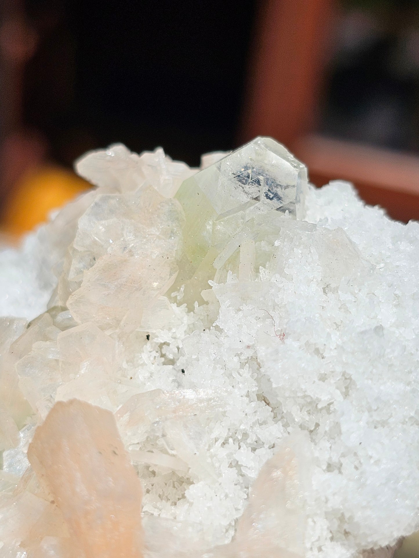 Apophyllite, apophyllite verte, stilbite sur Calcédoine blanche E