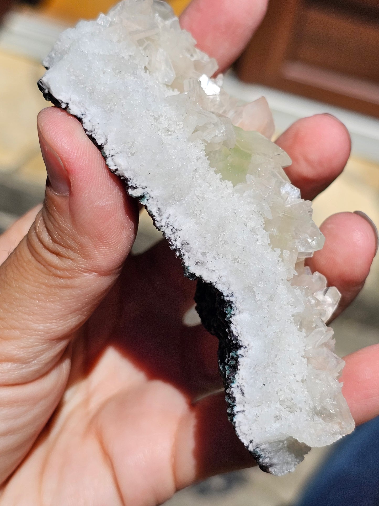 Apophyllite, apophyllite verte, stilbite sur Calcédoine blanche E