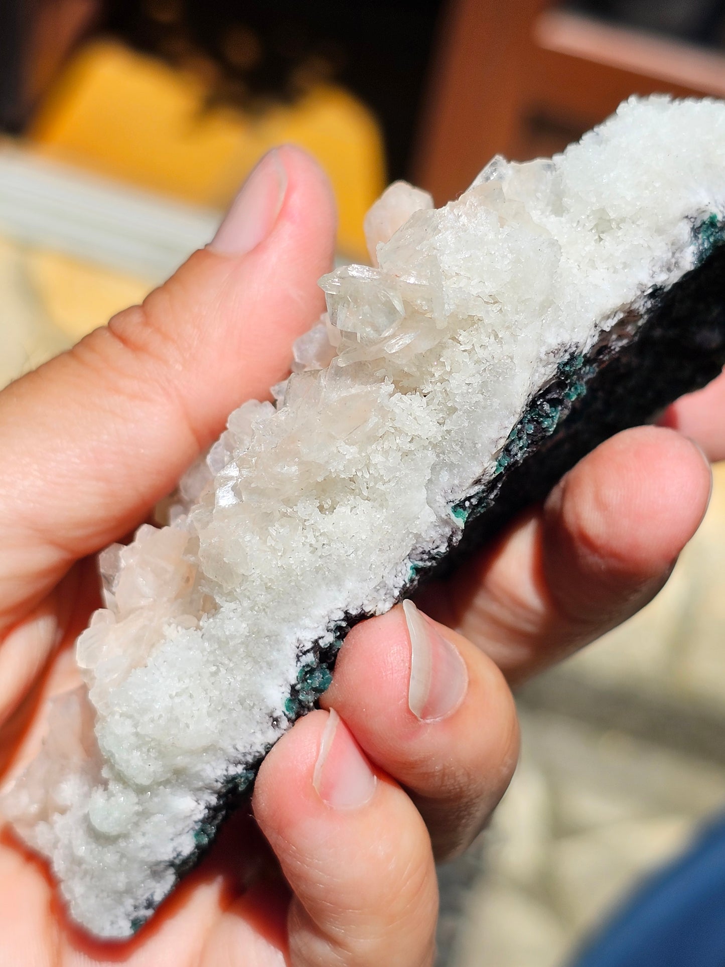 Apophyllite, apophyllite verte, stilbite sur Calcédoine blanche E