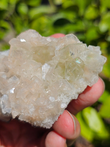 Apophyllite, apophyllite verte, stilbite sur Calcédoine blanche H