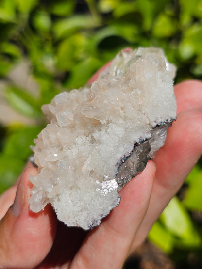 Apophyllite, apophyllite verte, stilbite sur Calcédoine blanche H