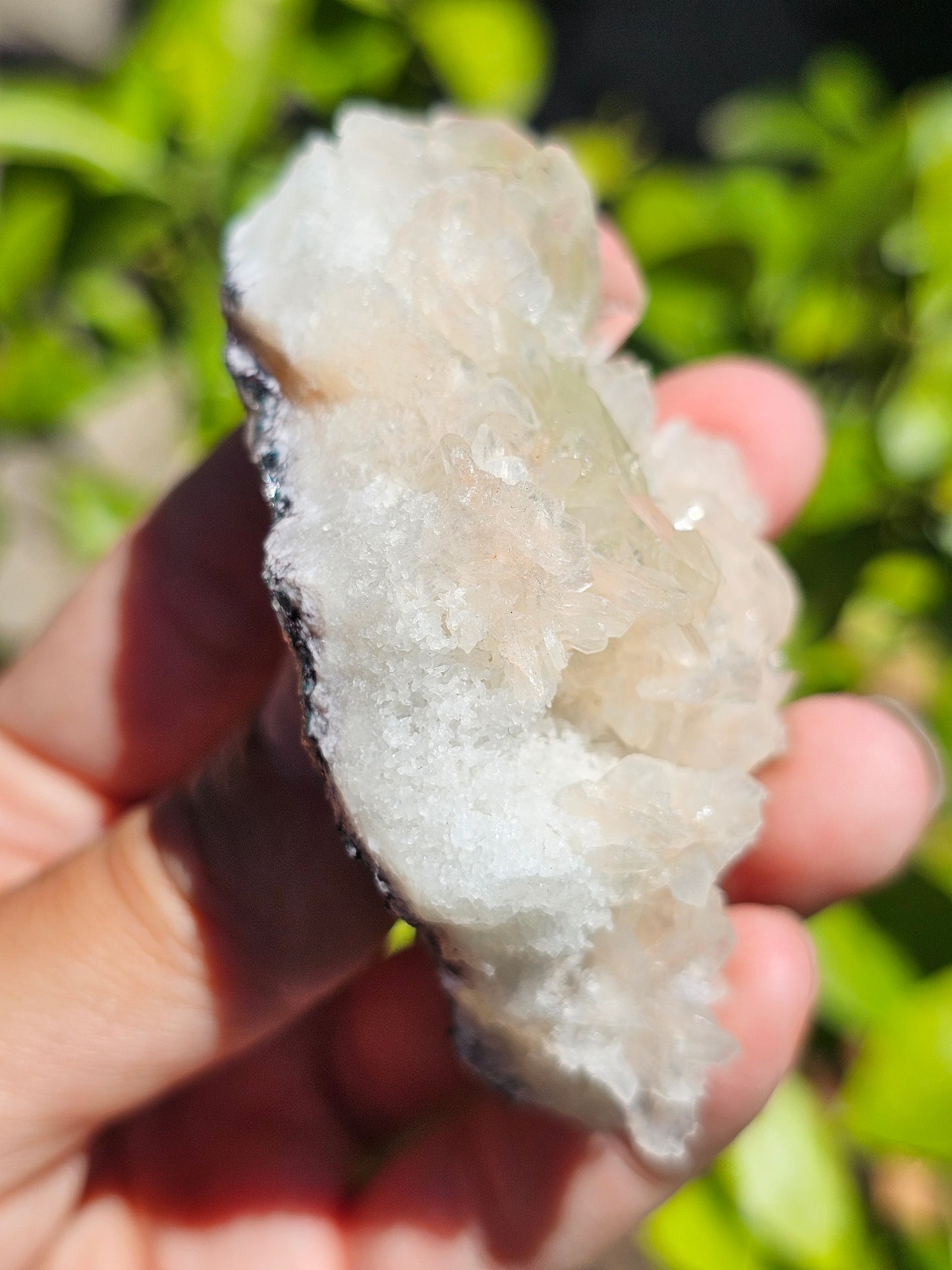 Apophyllite, apophyllite verte, stilbite sur Calcédoine blanche H