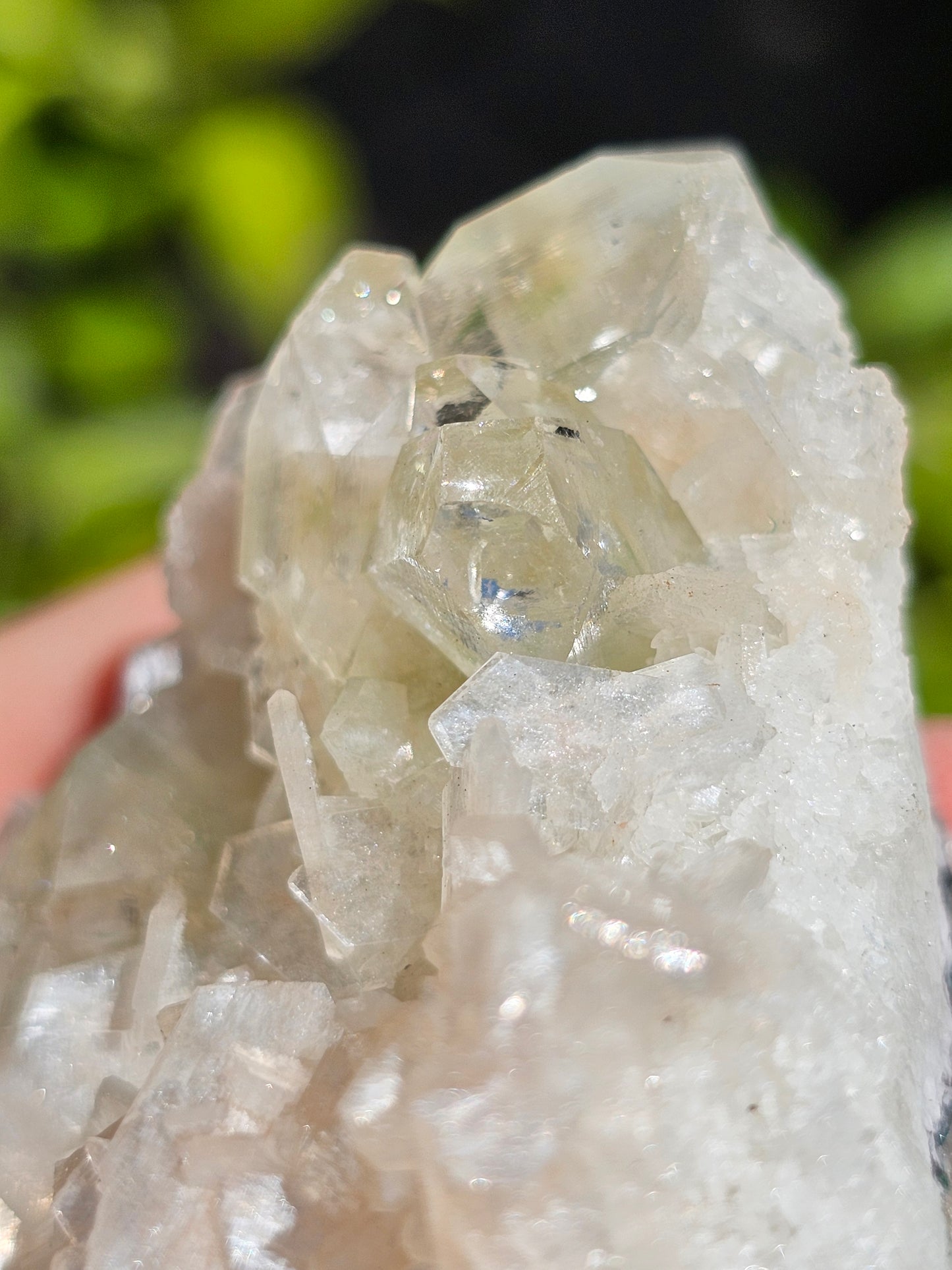 Apophyllite, apophyllite verte, stilbite sur Calcédoine blanche H