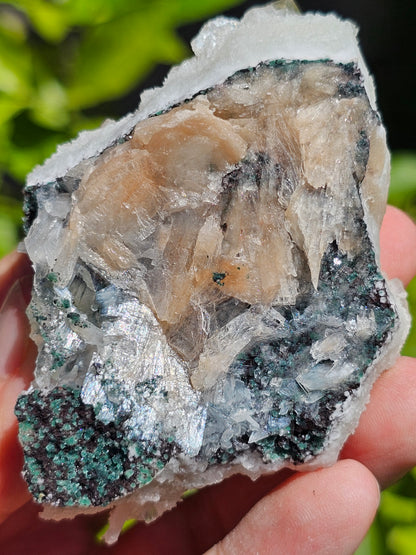 Apophyllite, apophyllite verte, stilbite sur Calcédoine blanche H