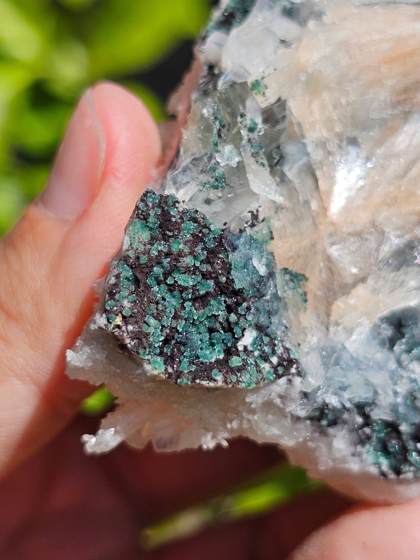 Apophyllite, apophyllite verte, stilbite sur Calcédoine blanche H