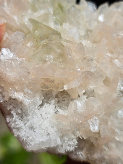 Apophyllite, apophyllite verte, stilbite sur Calcédoine blanche H