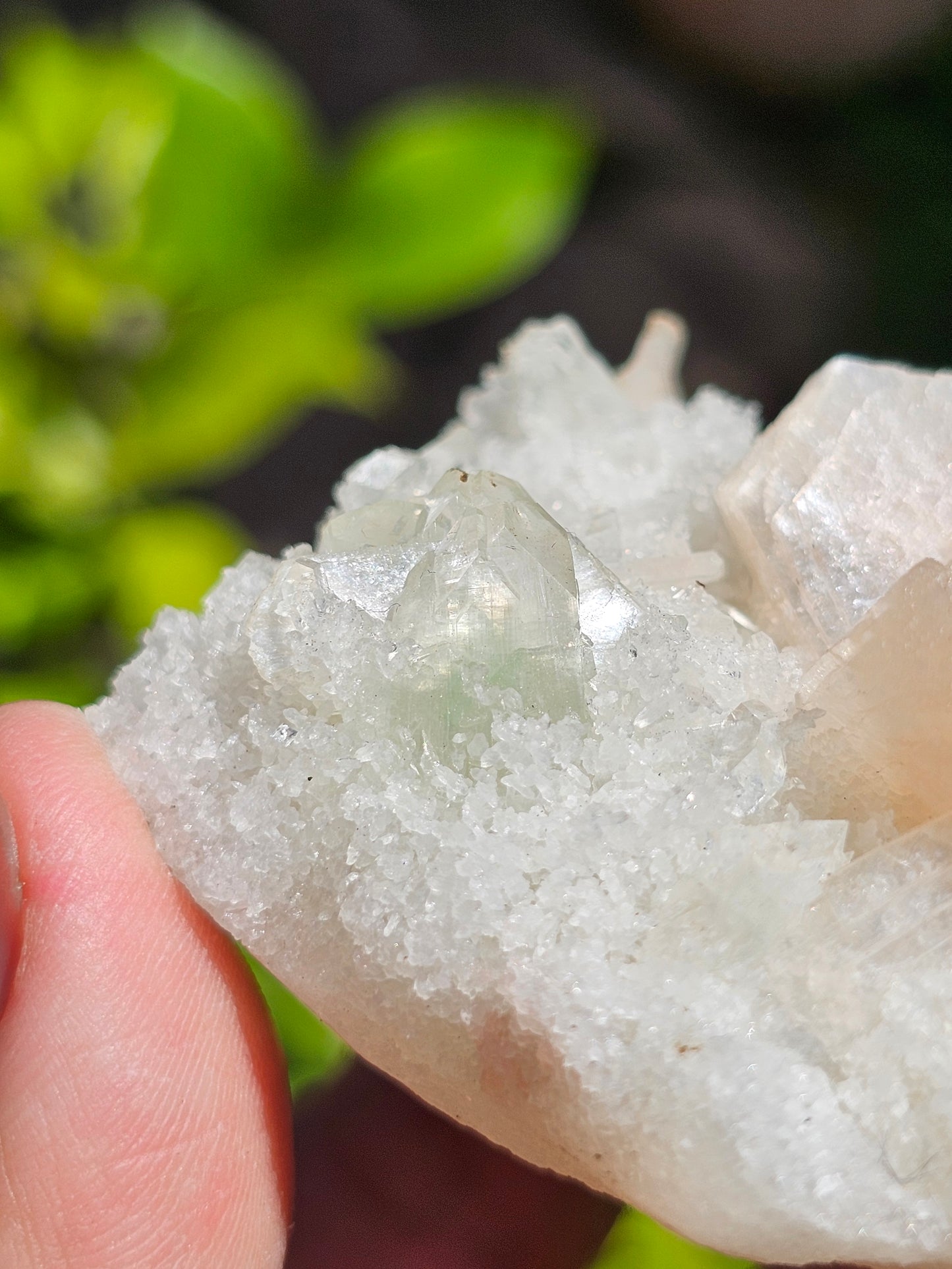 Apophyllite, apophyllite verte, stilbite sur Calcédoine blanche I