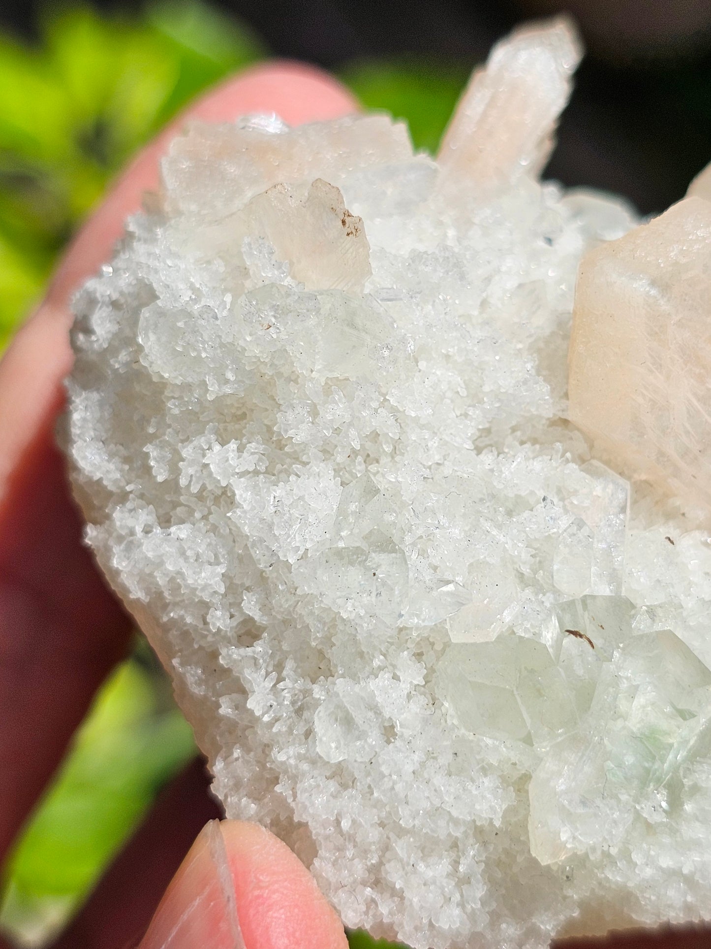 Apophyllite, apophyllite verte, stilbite sur Calcédoine blanche I