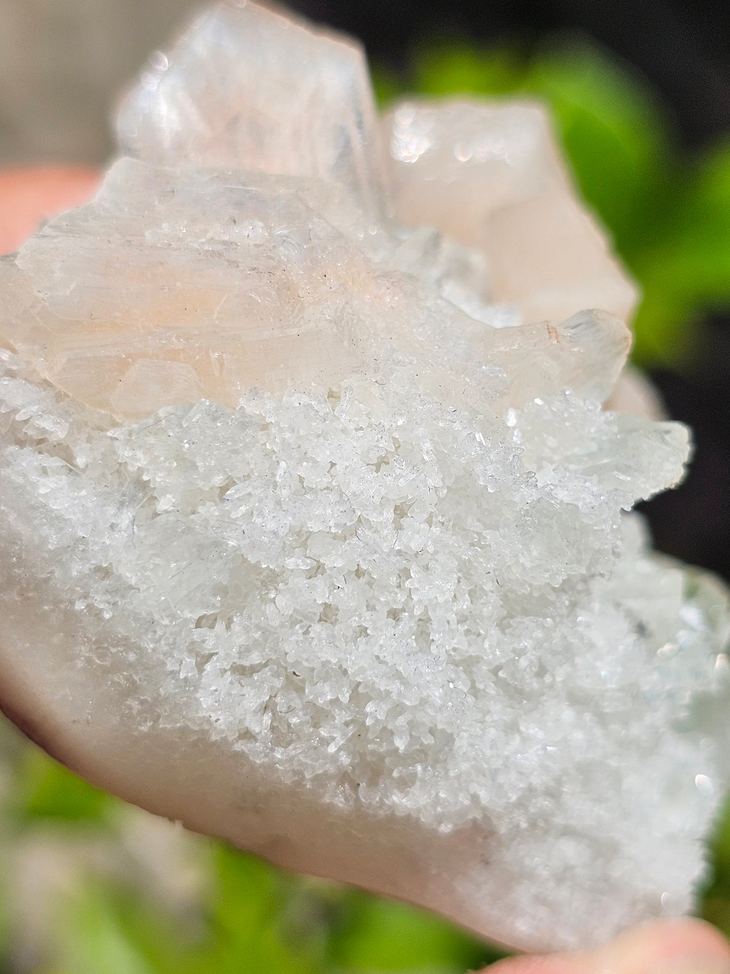 Apophyllite, apophyllite verte, stilbite sur Calcédoine blanche I