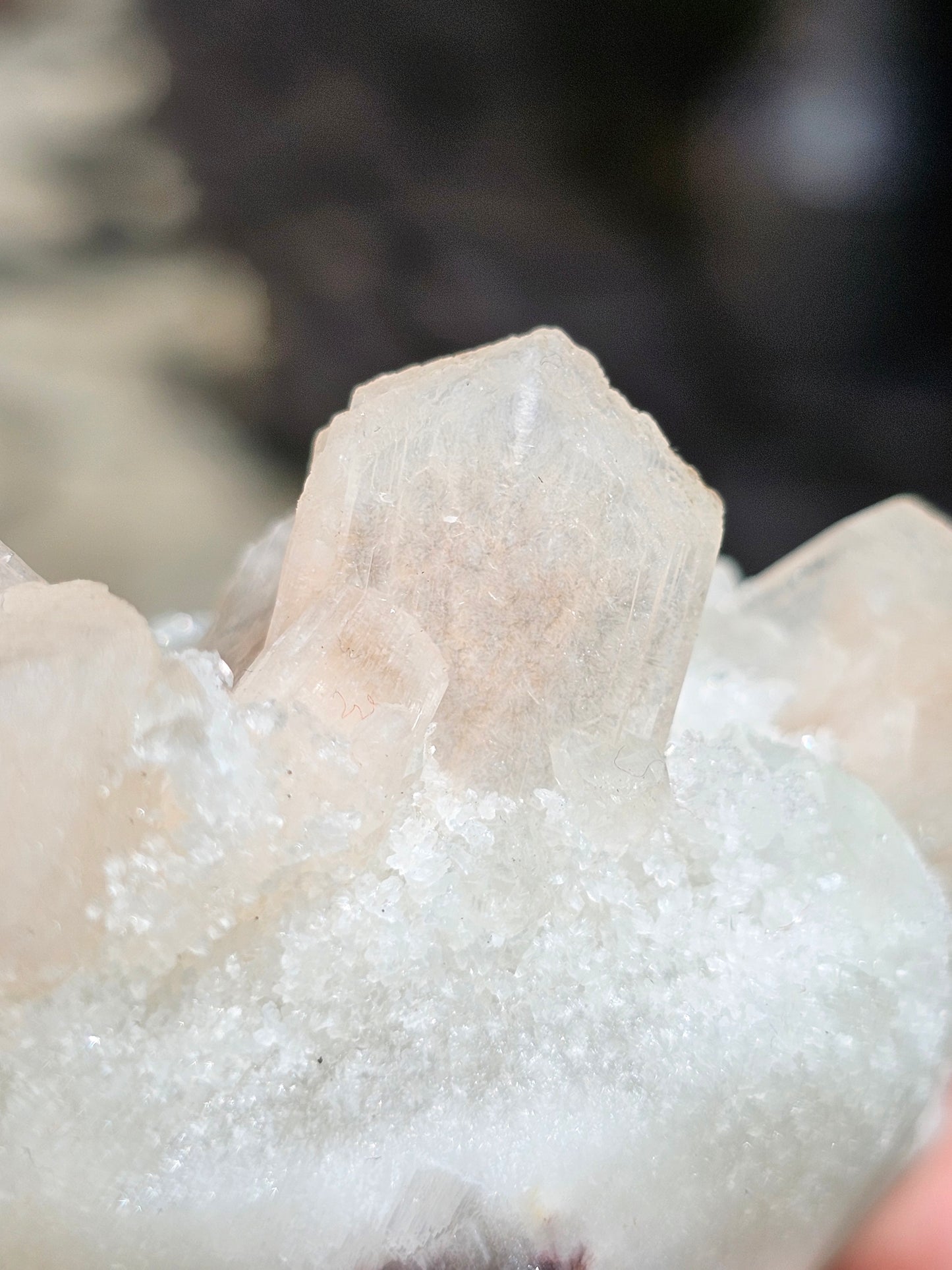 Apophyllite, apophyllite verte, stilbite sur Calcédoine blanche I