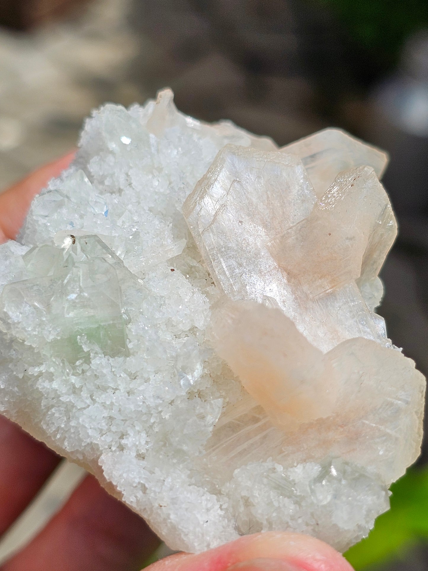 Apophyllite, apophyllite verte, stilbite sur Calcédoine blanche I