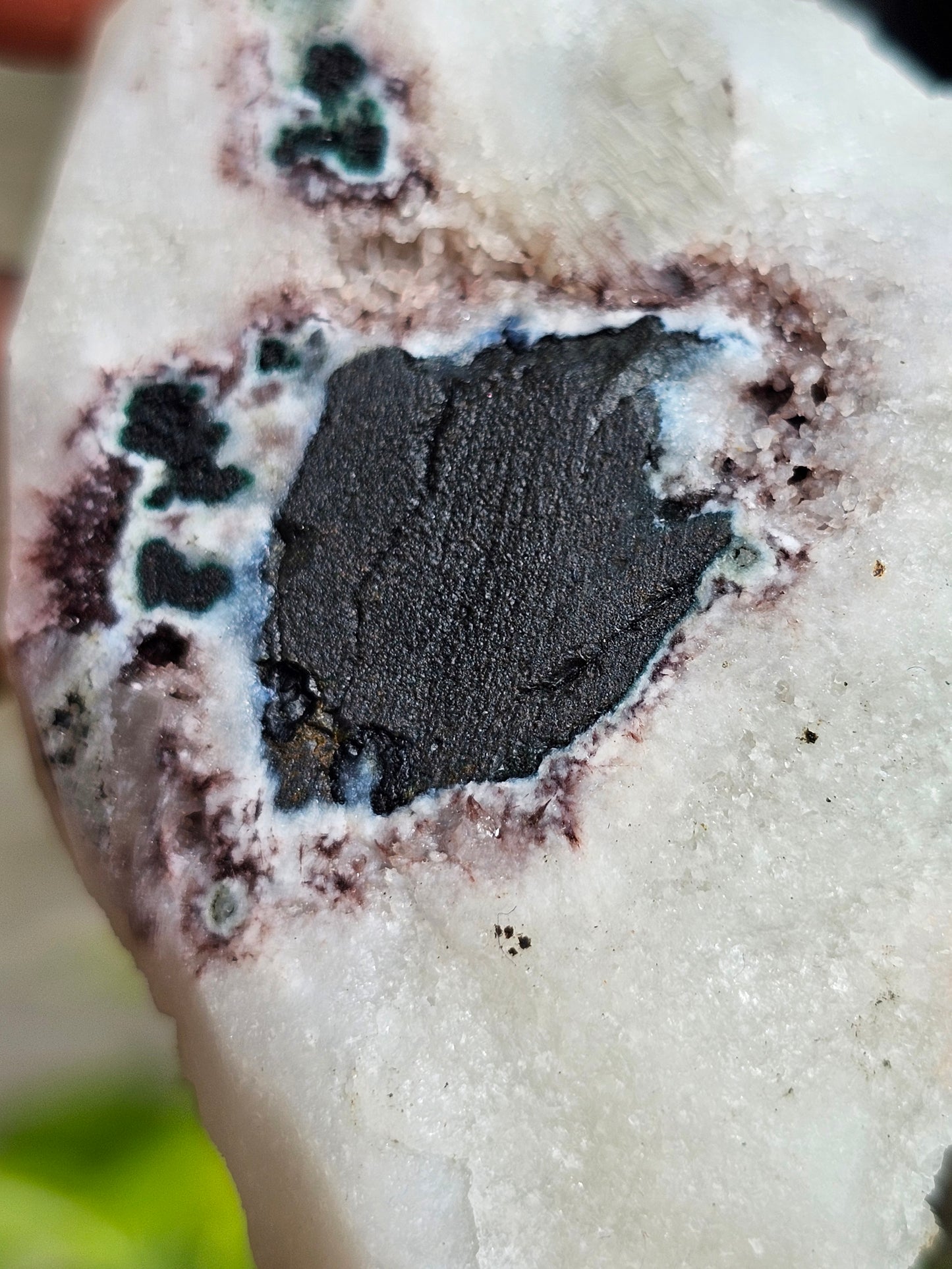 Apophyllite, apophyllite verte, stilbite sur Calcédoine blanche I