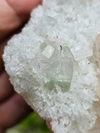 Apophyllite, apophyllite verte, stilbite sur Calcédoine blanche I