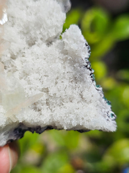 Apophyllite, apophyllite verte, stilbite sur Calcédoine blanche K