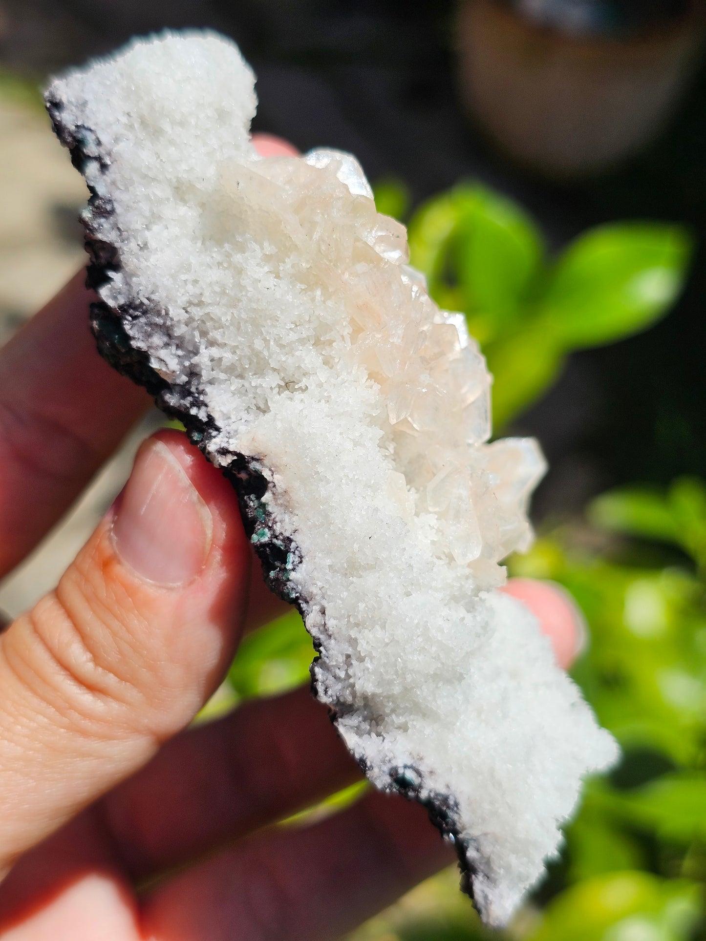 Apophyllite, apophyllite verte, stilbite sur Calcédoine blanche K