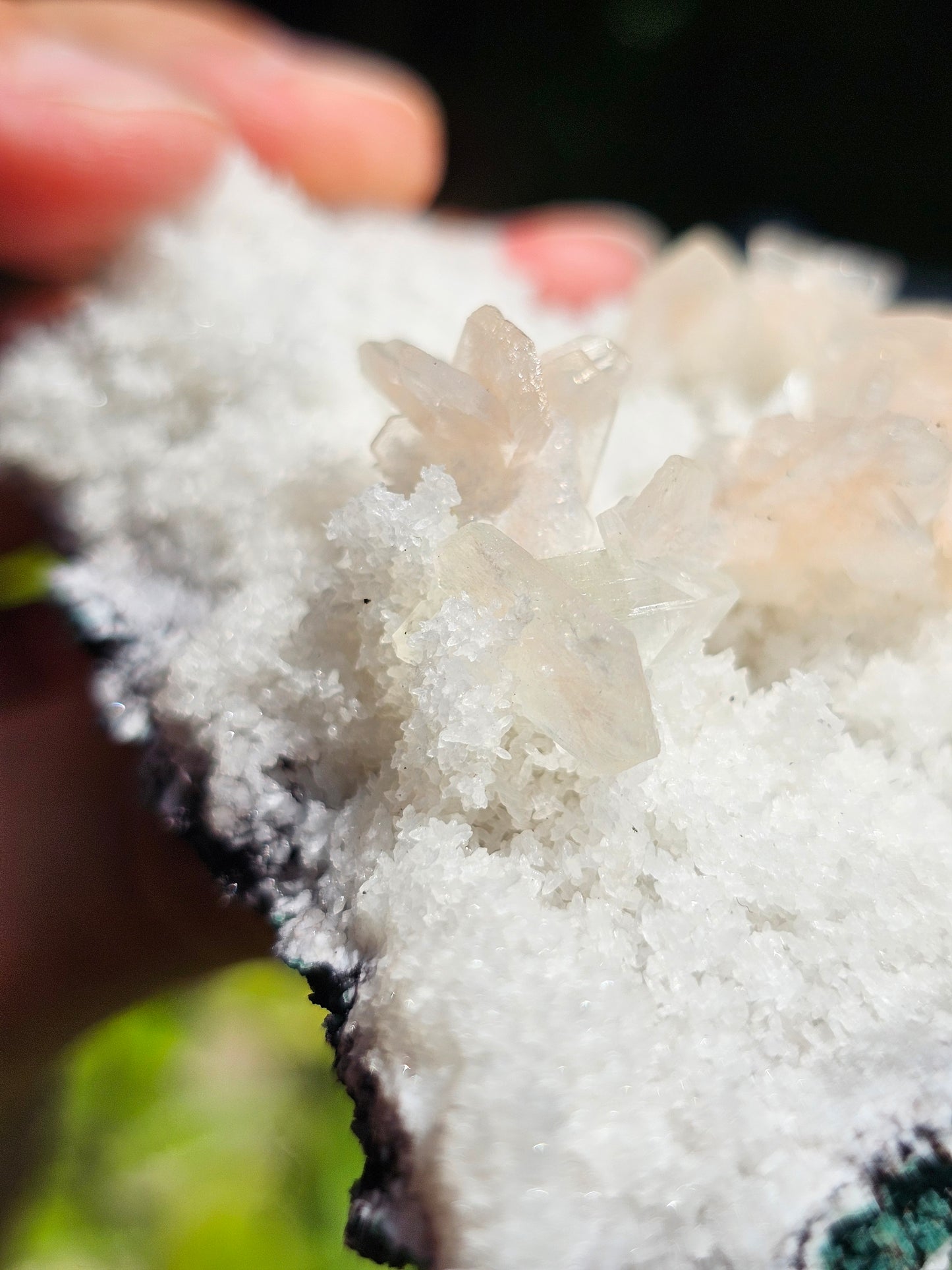 Apophyllite, apophyllite verte, stilbite sur Calcédoine blanche K