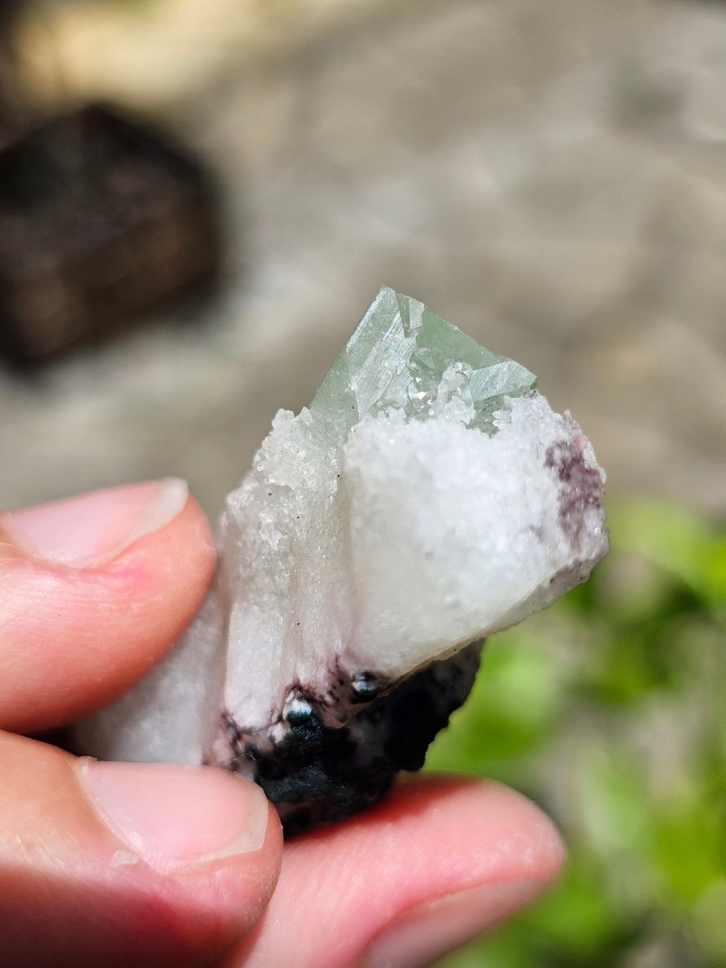 Apophyllite verte sur Calcédoine blanche M