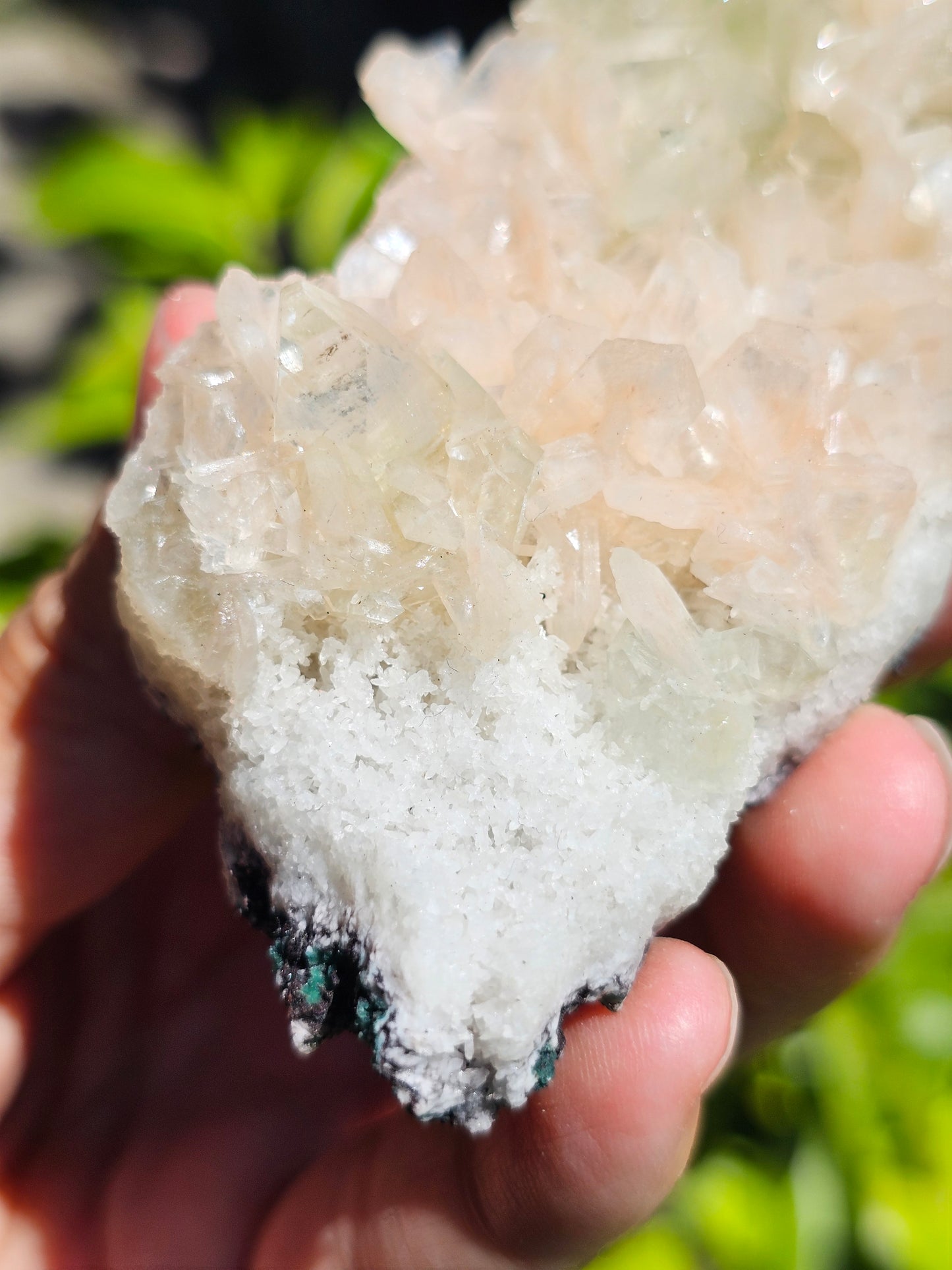 Apophyllite, Apophyllite verte, Stilbite sur Calcédoine blanche O