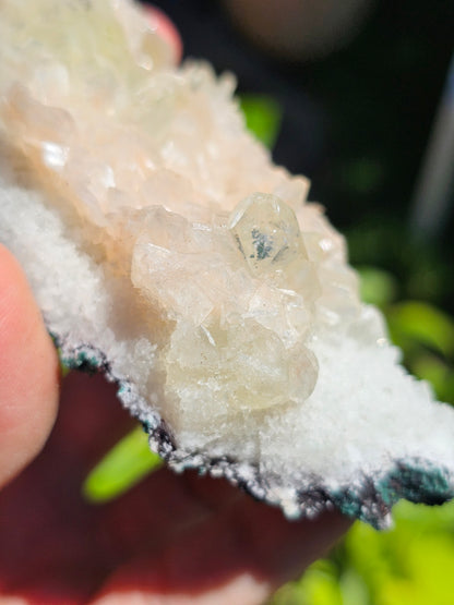 Apophyllite, Apophyllite verte, Stilbite sur Calcédoine blanche O