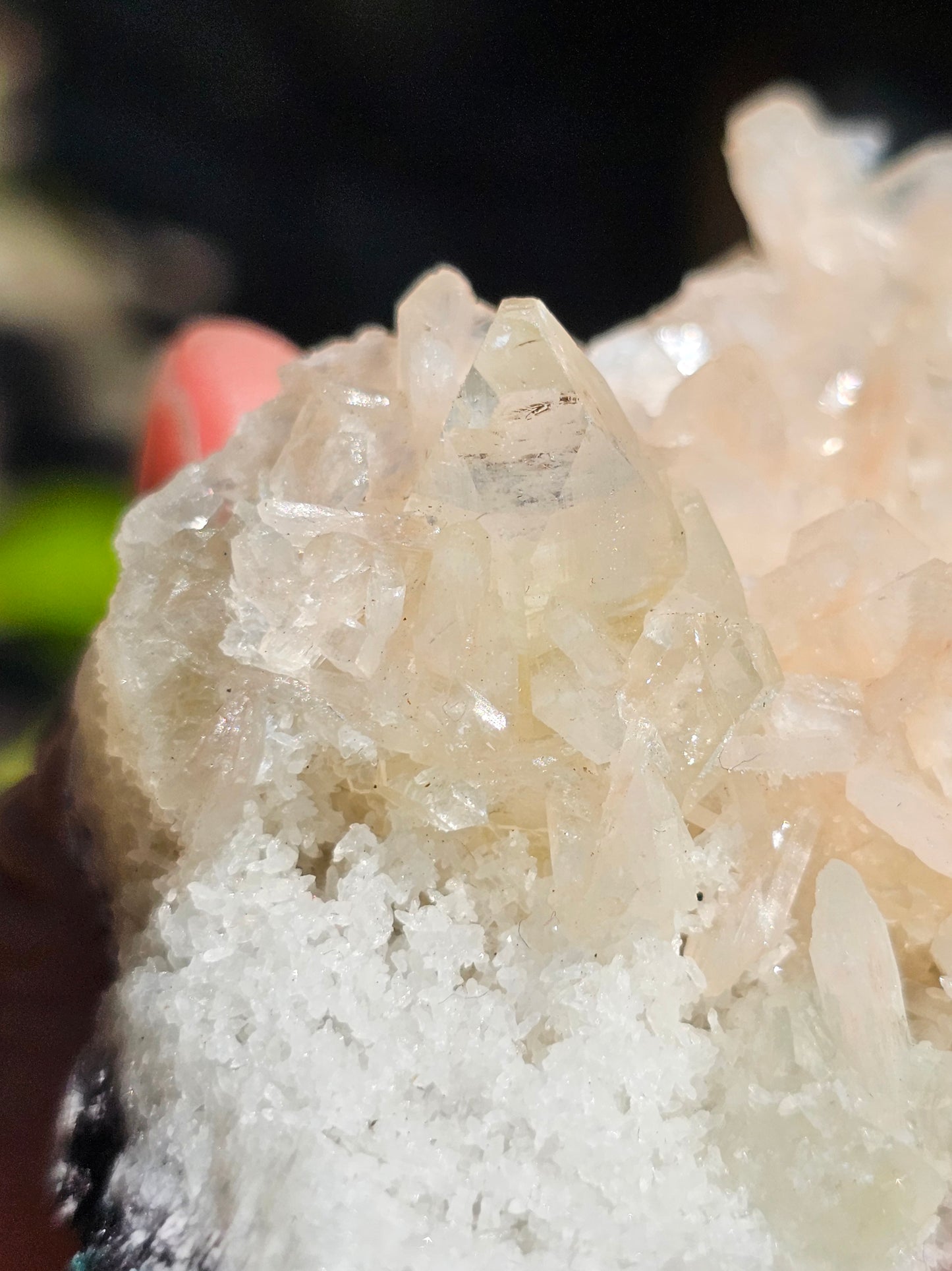 Apophyllite, Apophyllite verte, Stilbite sur Calcédoine blanche O