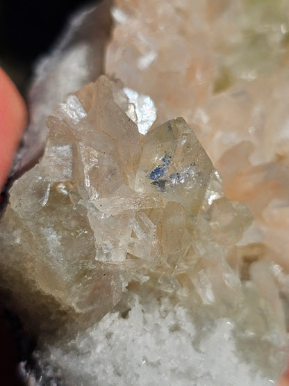 Apophyllite, Apophyllite verte, Stilbite sur Calcédoine blanche O