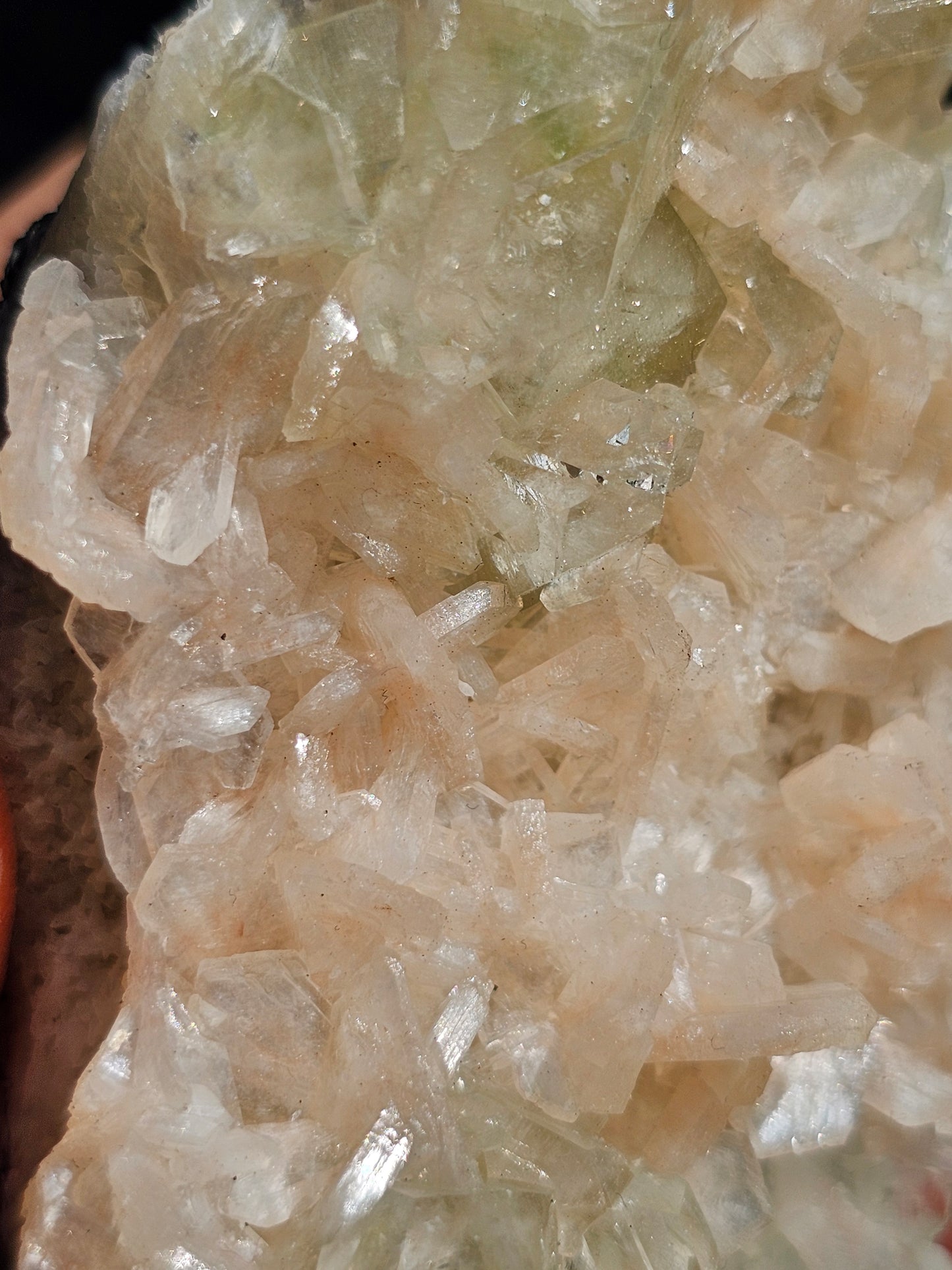 Apophyllite, Apophyllite verte, Stilbite sur Calcédoine blanche O