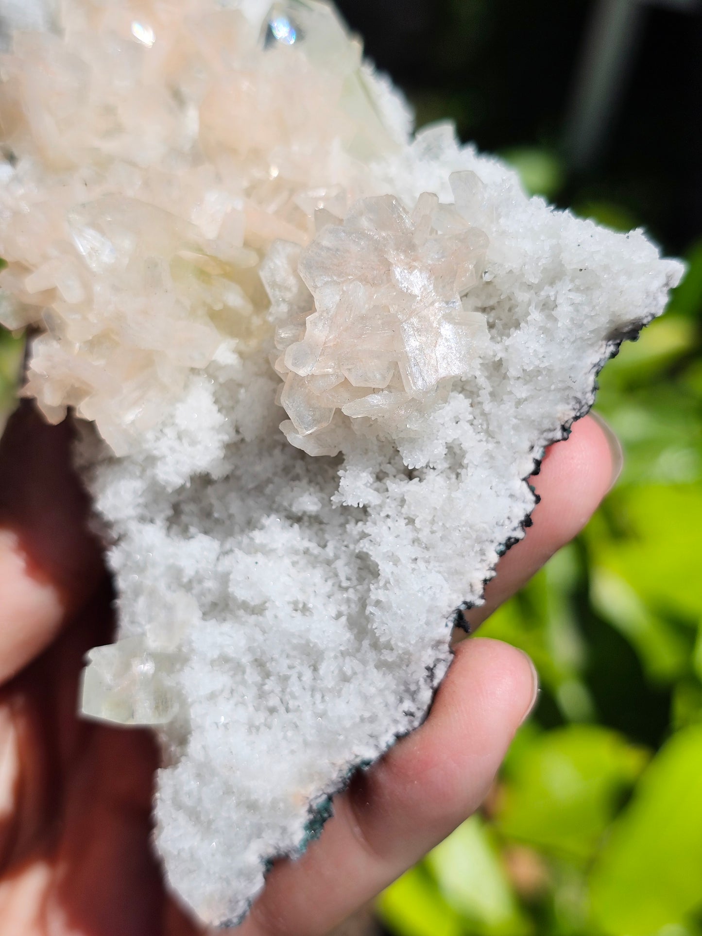 Apophyllite, Apophyllite verte, Stilbite sur Calcédoine blanche R