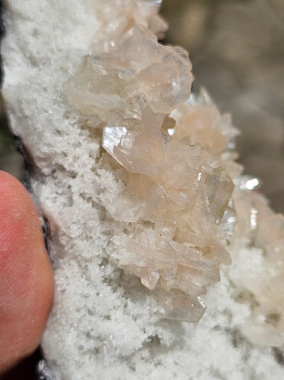 Apophyllite, Apophyllite verte, Stilbite sur Calcédoine blanche R