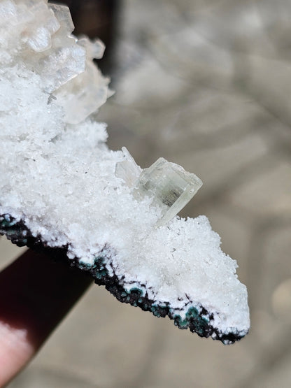 Apophyllite, Apophyllite verte, Stilbite sur Calcédoine blanche R