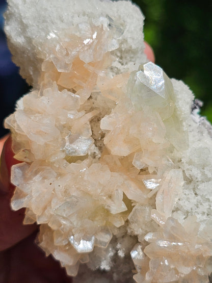 Apophyllite, Apophyllite verte, Stilbite sur Calcédoine blanche R