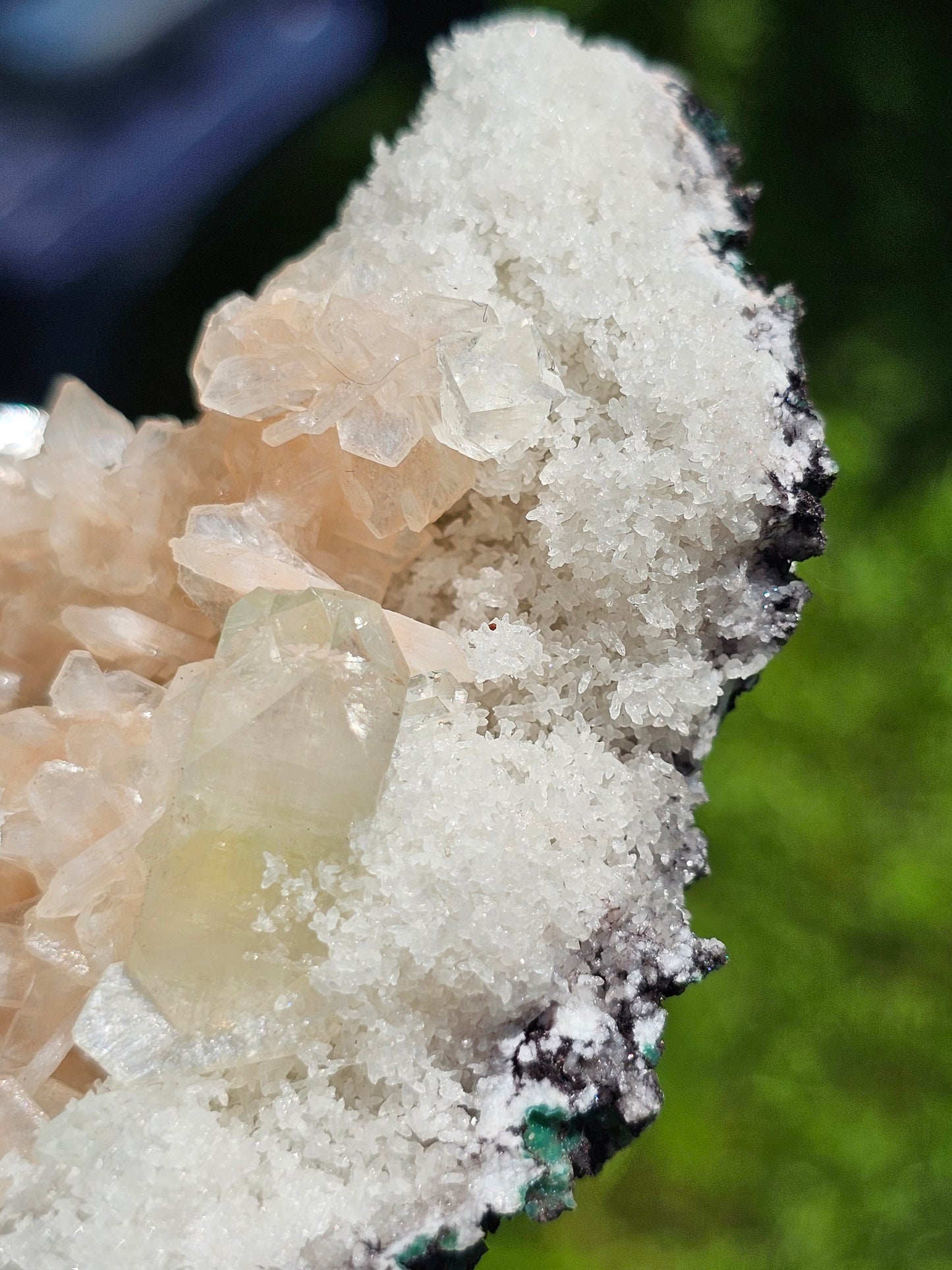 Apophyllite, Apophyllite verte, Stilbite sur Calcédoine blanche R