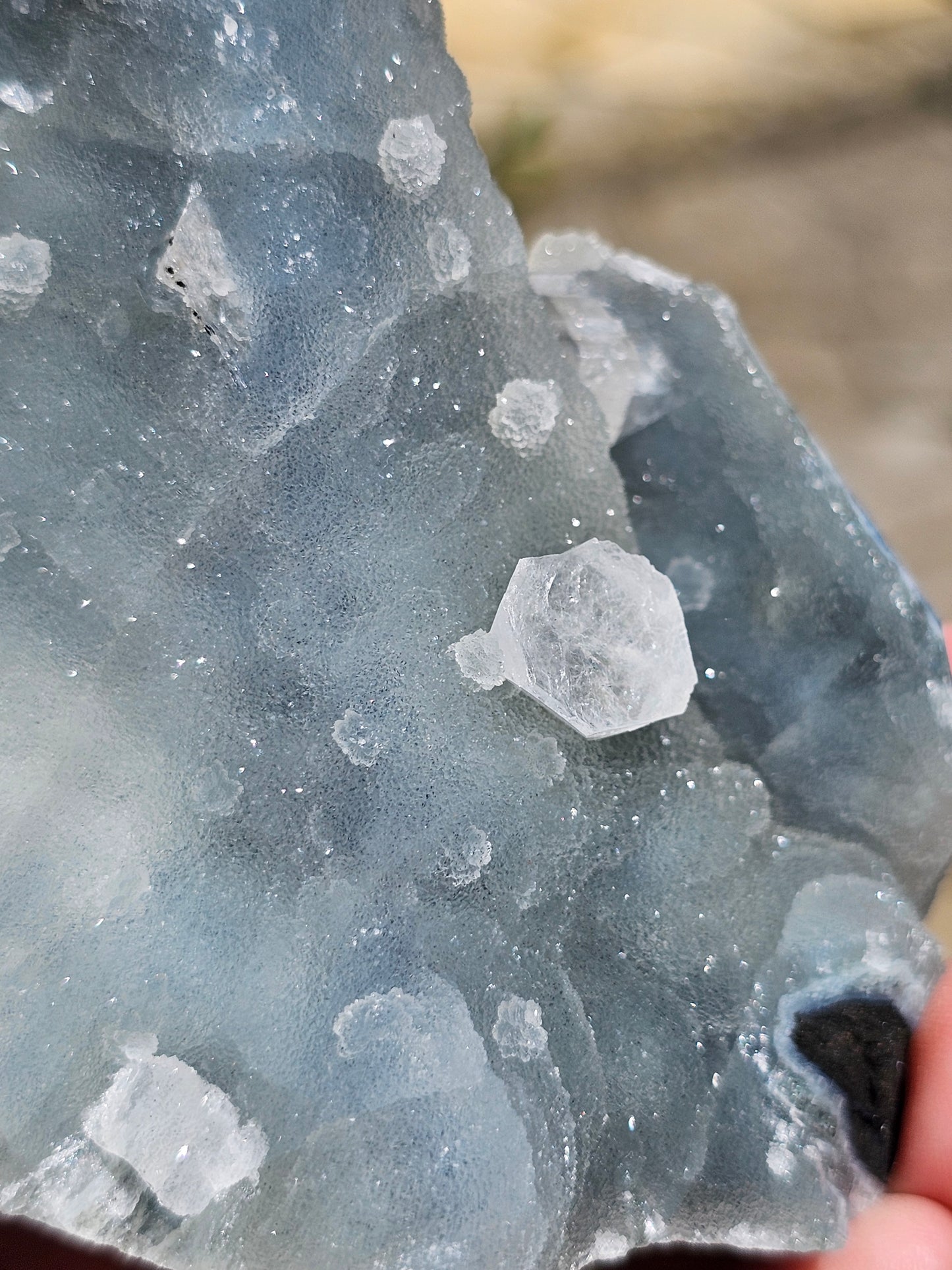 Apophyllite et Stilbite sur Calcédoine bleue AC7