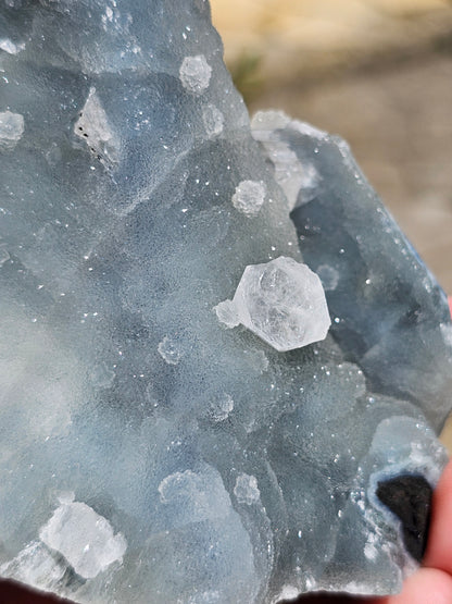 Apophyllite et Stilbite sur Calcédoine bleue AC7