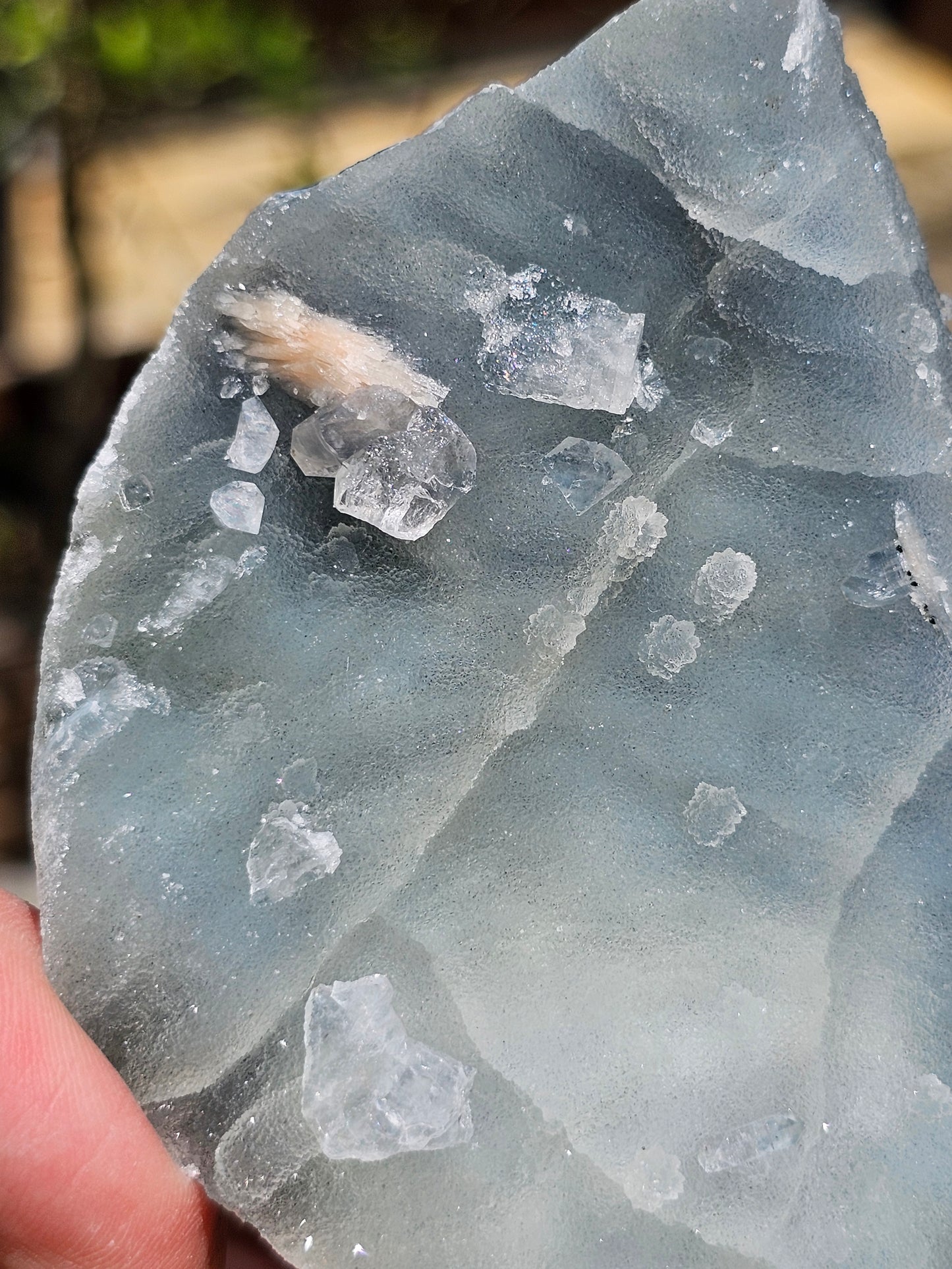 Apophyllite et Stilbite sur Calcédoine bleue AC7